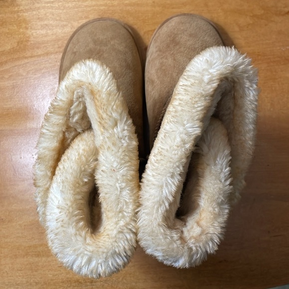 Women's LAMO ESSENTIALS fur lined boots with velcro closure. Size 8. New - Picture 7 of 8